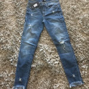NWT Lauren mid rise distressed jeans. Fashion nova